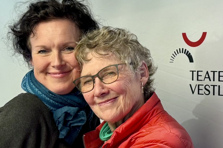 Mor og dotter Anne Britt Nummedal Losnegård og Idun Losengård gir kvarandre ein god klem.