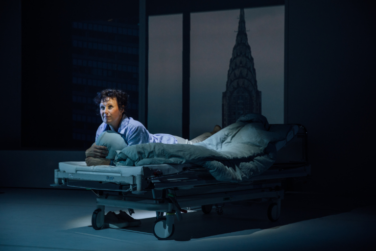 Skodespelar Idun Losnegård står åleine på scena