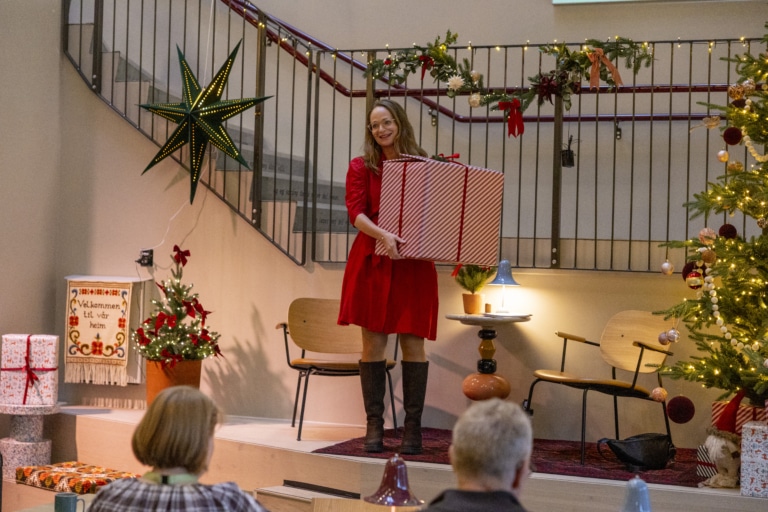 Teatersjef Kristina Kjeldsberg hadde med seg ei stor gåveøskje på repertoarslepp. Den inneheldt heile neste års repertorar